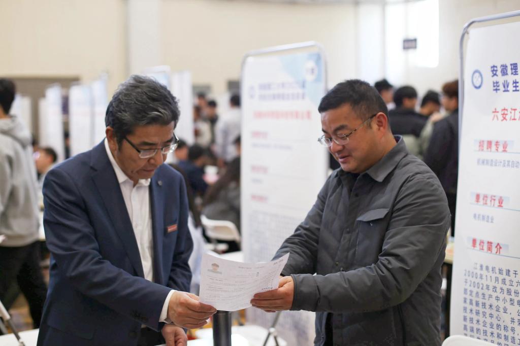 董雨与用人单位交流