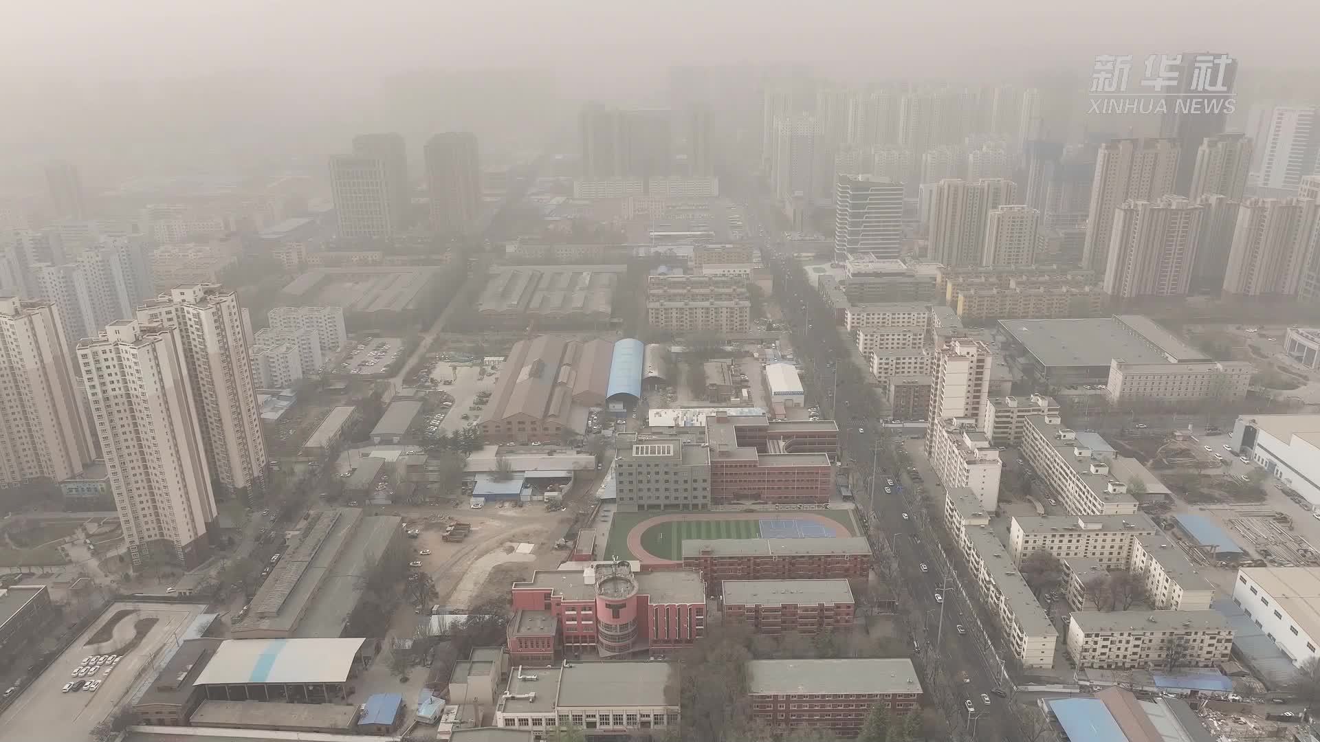 甘肃兰州：沙尘天气来袭 保障电力正常运行