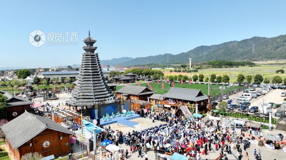 2025年3月22日，江西省吉安市峡江县金坪民族乡风情园景区，身着民族服装的群众在表演舞蹈。