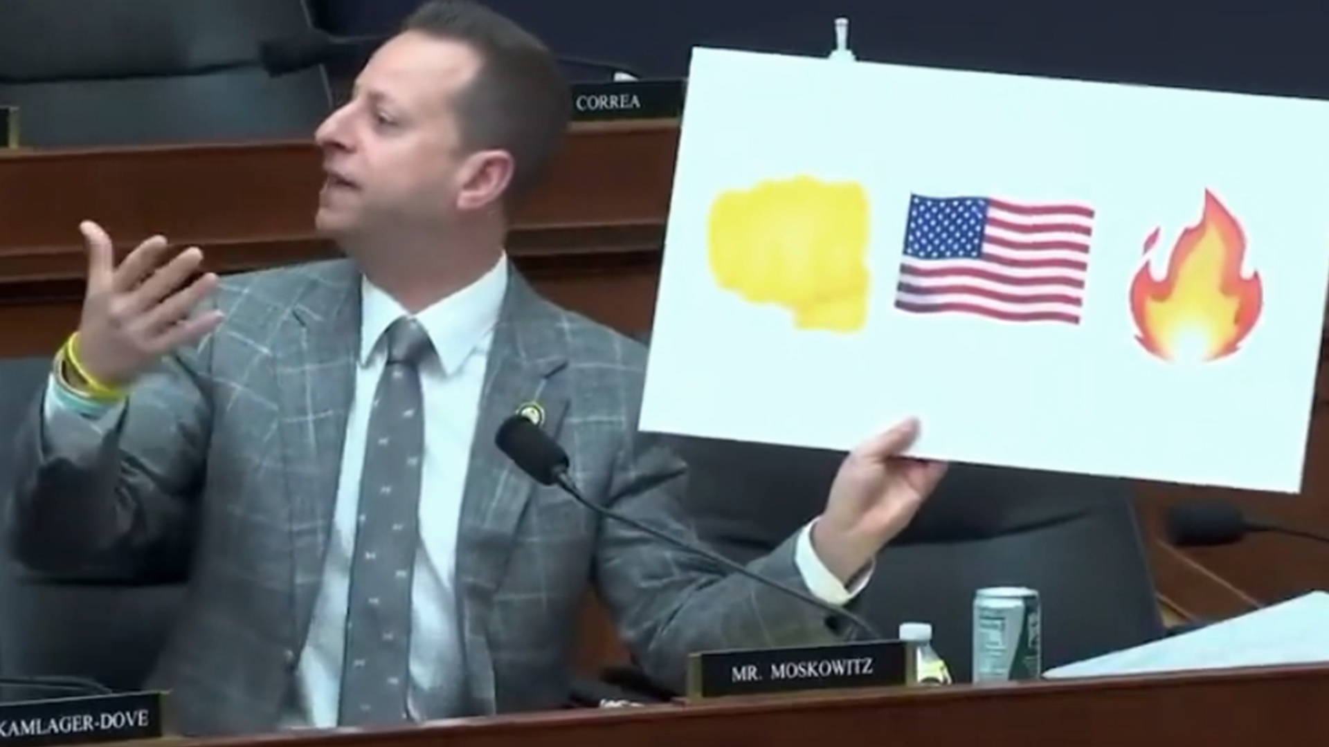 美议员讽刺“泄密事件”：不需要长篇大论，举起“拳头美国火”的牌子就行了