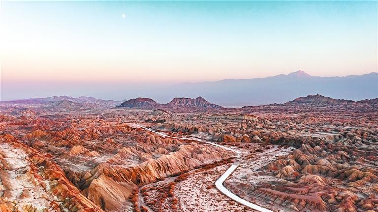 玉门红柳峡火山口下的彩色大地　李继威（本版图片均为资料图）