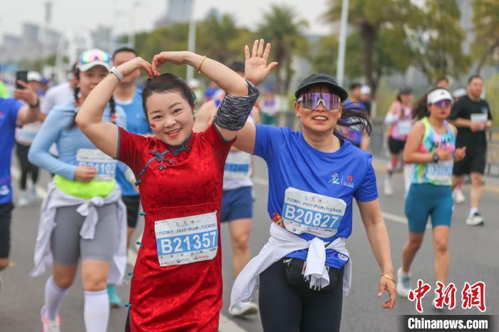 图为2025“庐山杯”九江马拉松比赛现场。　刘力鑫 摄