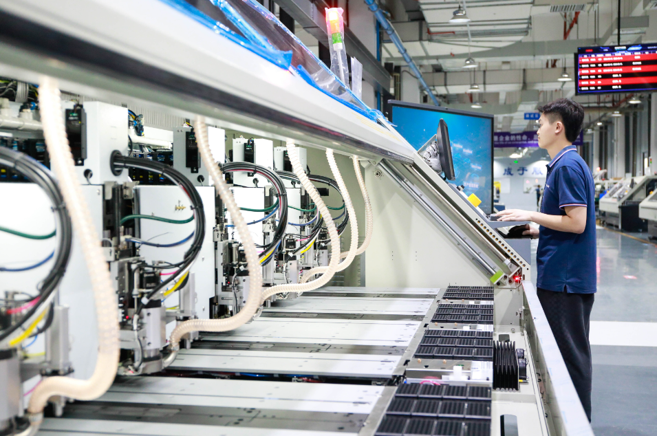 工人在信丰一家数控科技企业生产车间内忙碌。刘荣东/摄