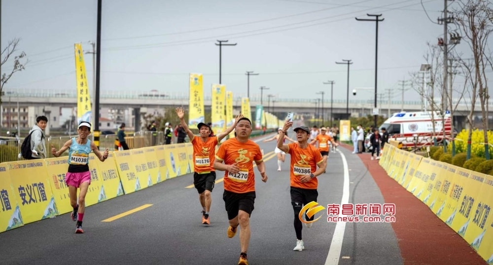2025南昌安义半程马拉松开跑（图）
