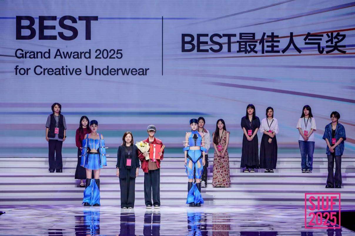 深圳市内衣行业协会秘书长石亚菲颁发BEST最佳人气奖