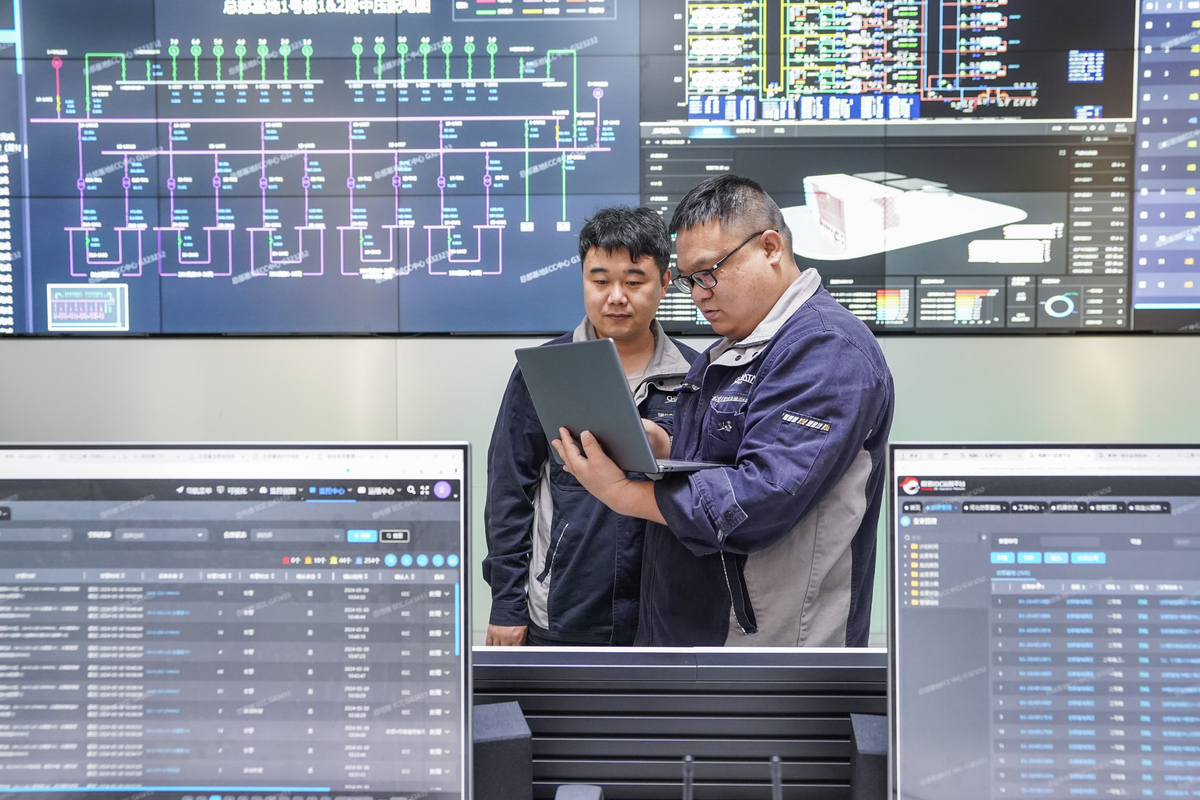 秦淮数据怀来总部基地工作人员在总控中心查看设备运行情况。陈亮 摄