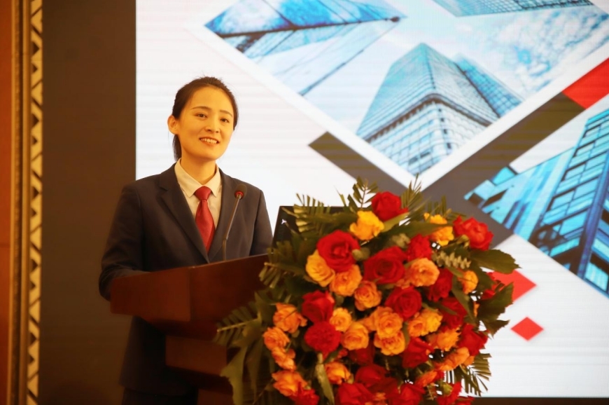 沧州农商银行客户经理李旭颖推介中小微企业专项信贷产品。