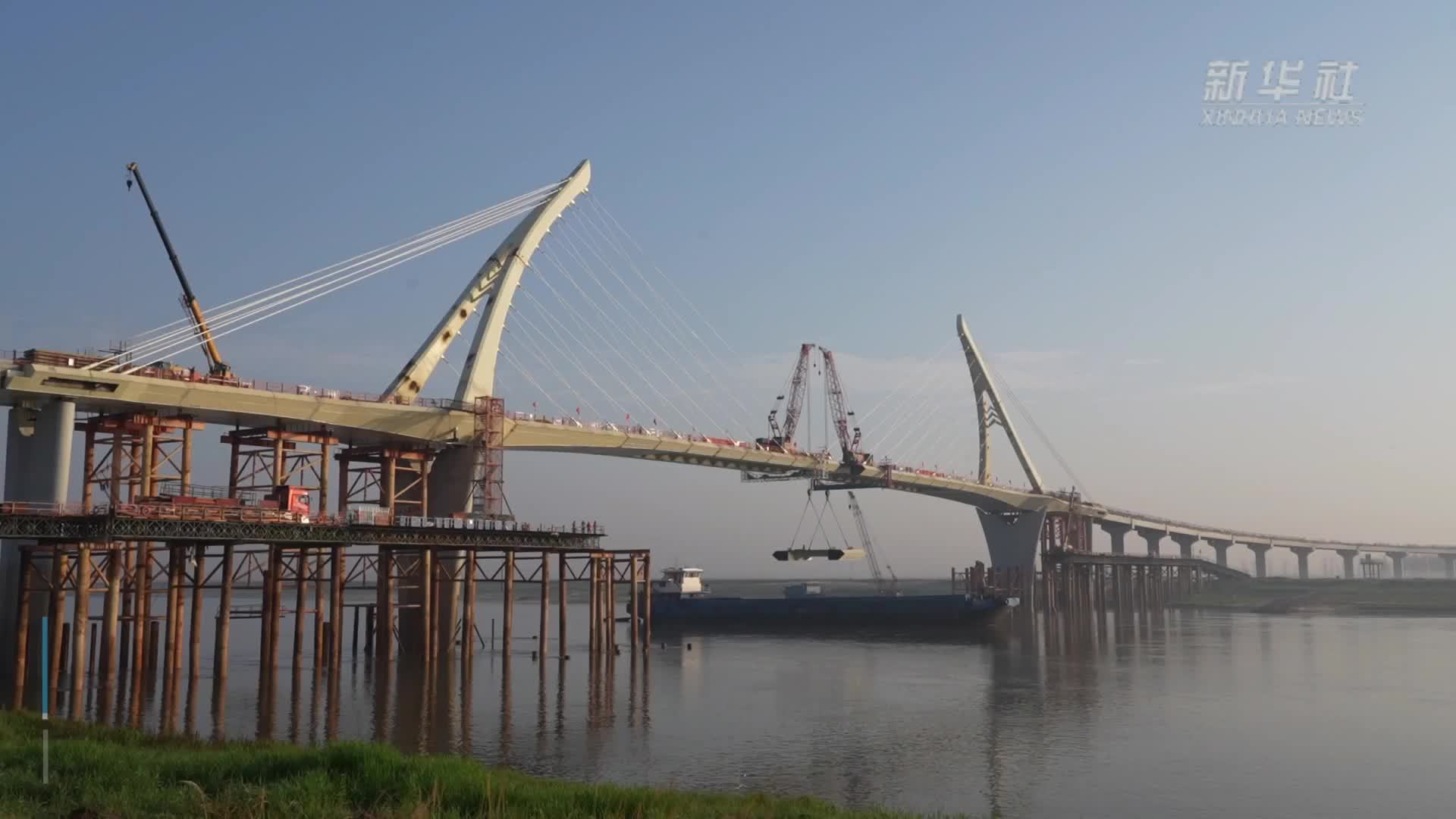 江西南昌：鄱阳湖旅游公路铁河大桥合龙