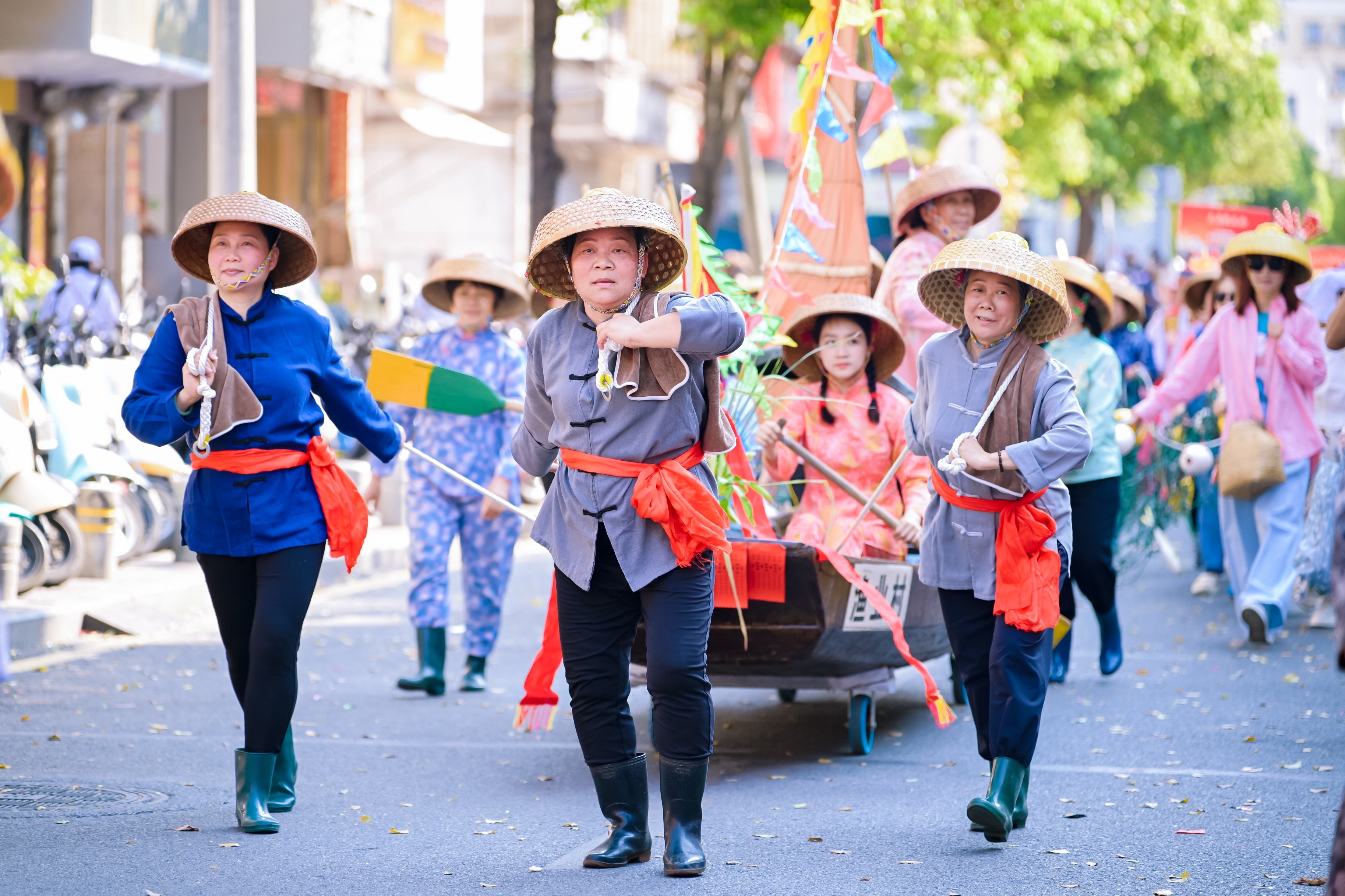 深圳包租婆当街“拉网打鱼”成网红