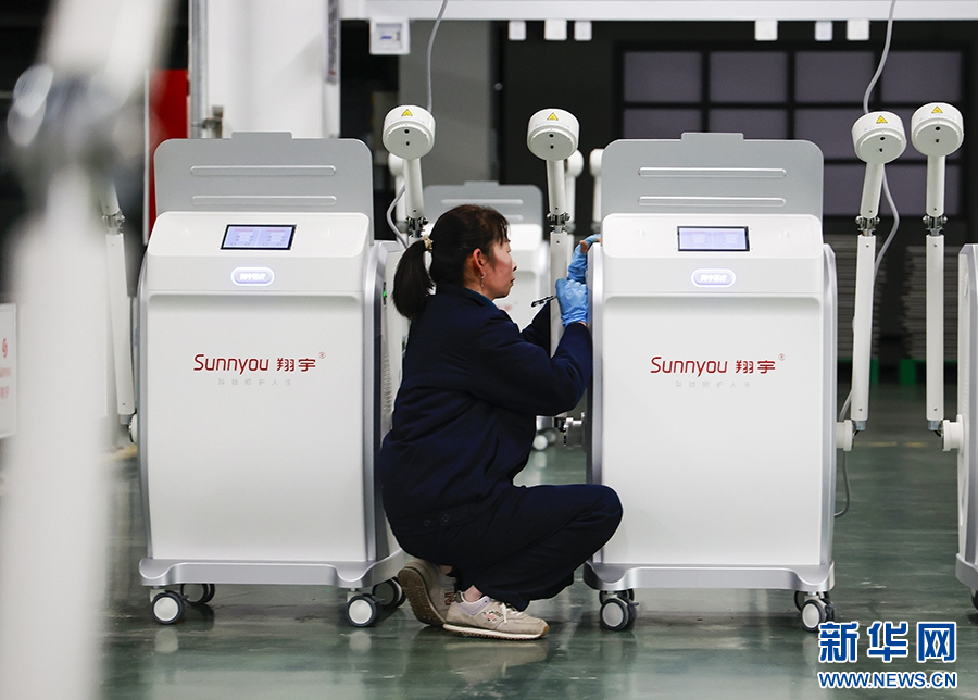 3月24日，河南省安阳市内黄县一家企业的生产车间内，工人正在生产医疗器械。