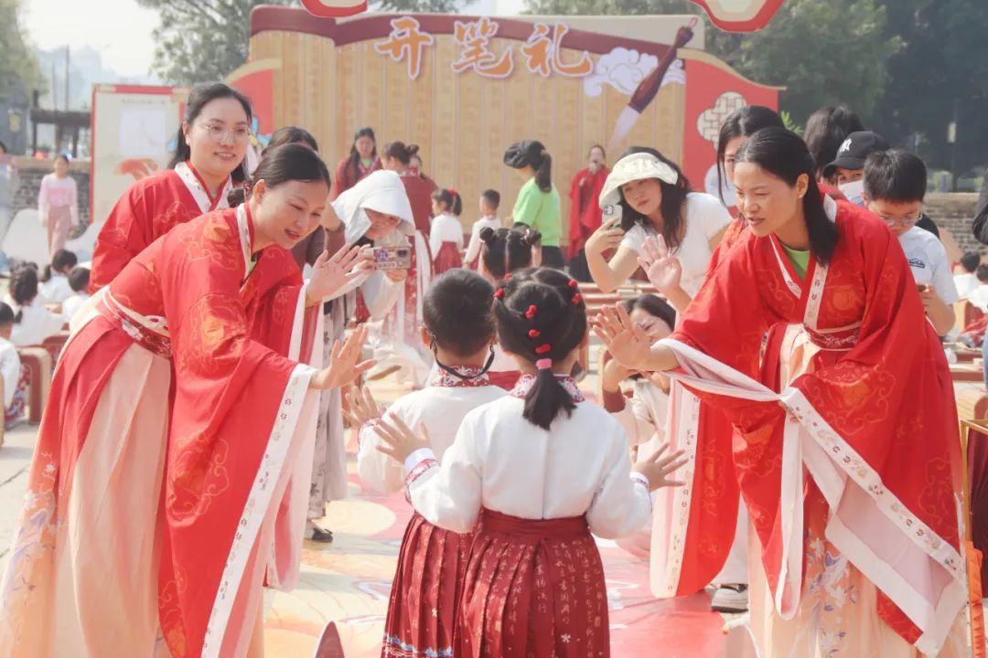 图：学童们走过“青云路”和“状元门”“状元桥”等打卡点，收获园长、老师的祝福和鼓励