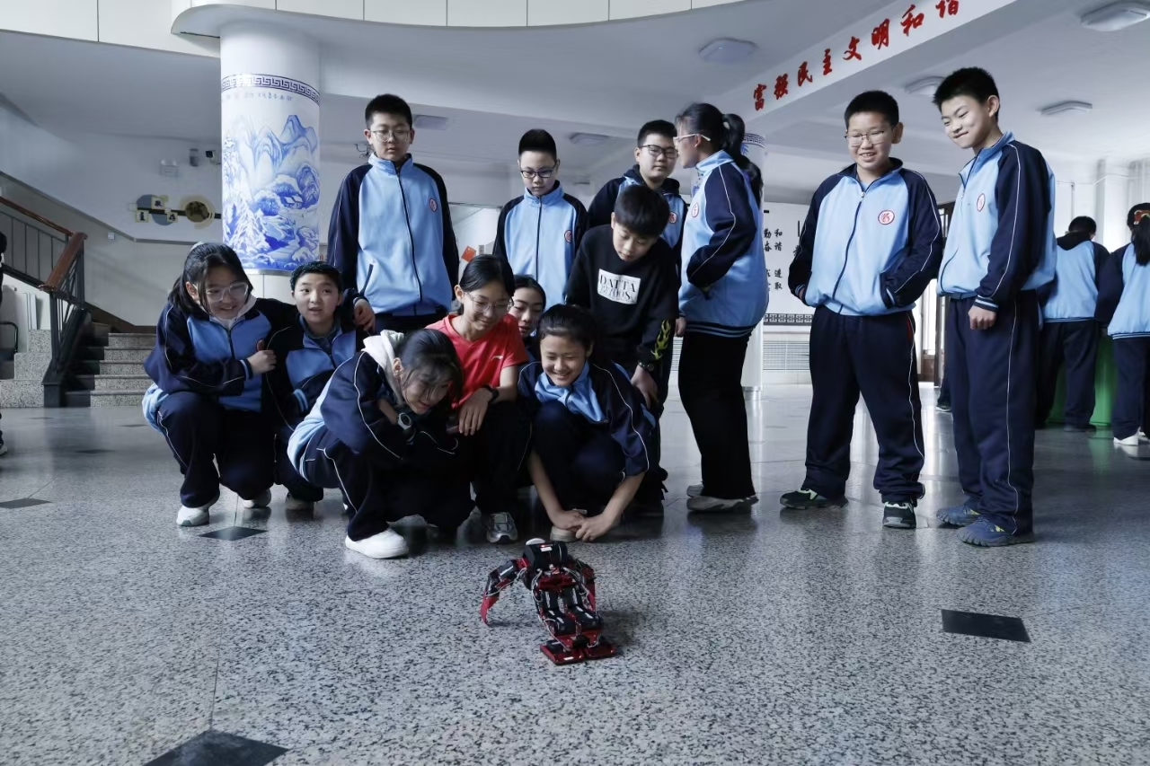 观看机器人跳舞