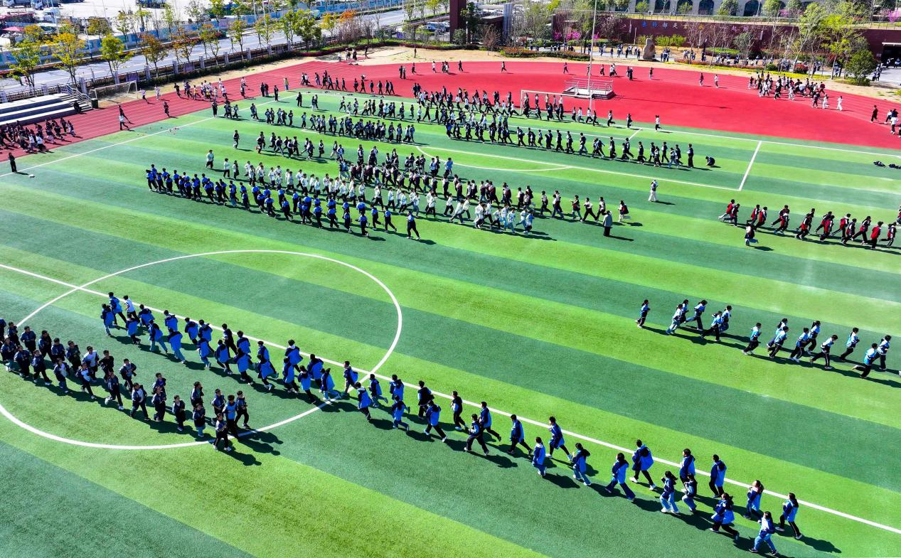 (图为:2025年3月25日,在安徽省合肥市肥西县上派镇安徽师范大学附属肥西第二中学校园内,学生们利用阳光大课间时间在操场上跑步。)