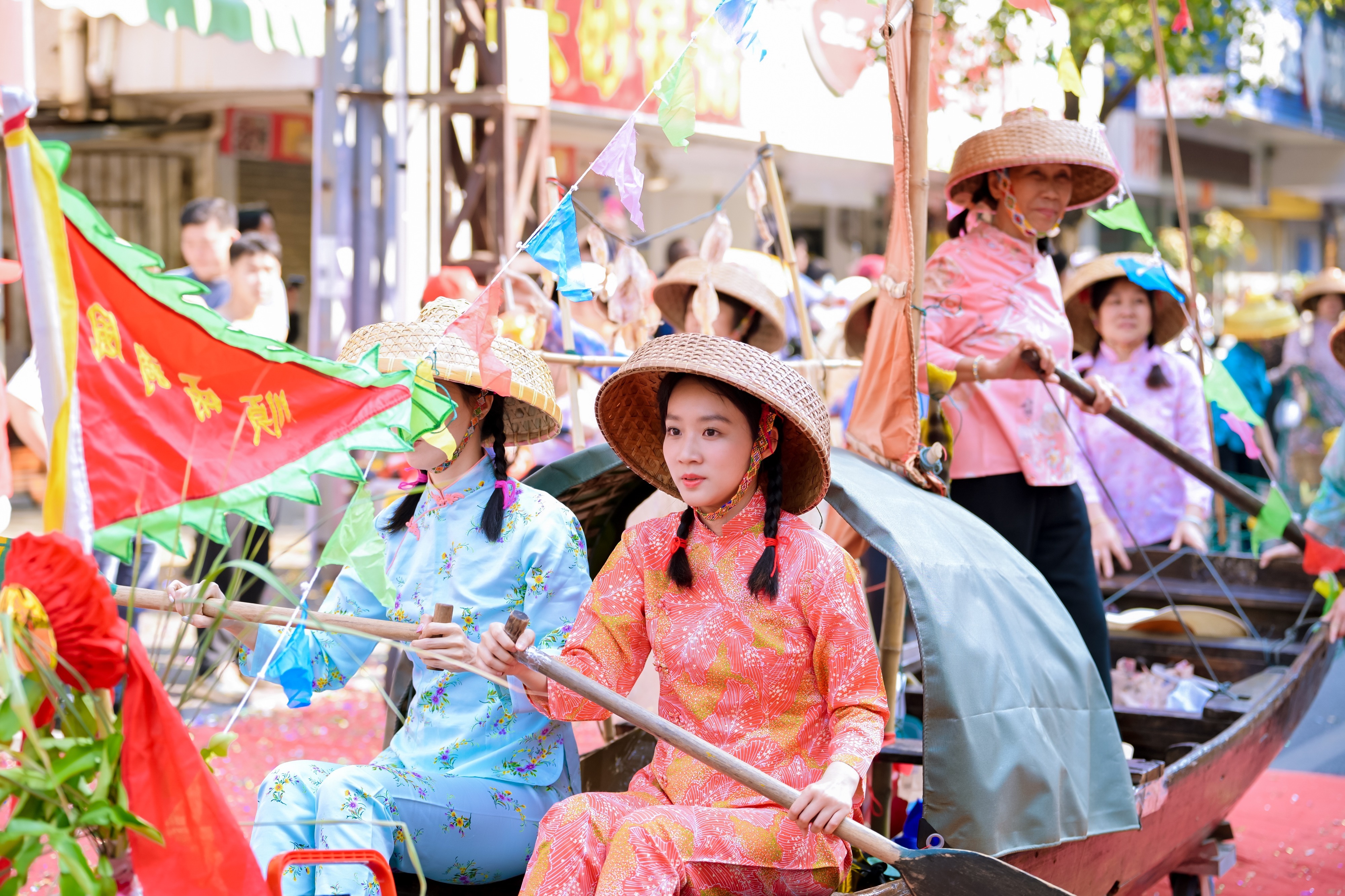 深圳包租婆当街“拉网打鱼”成网红