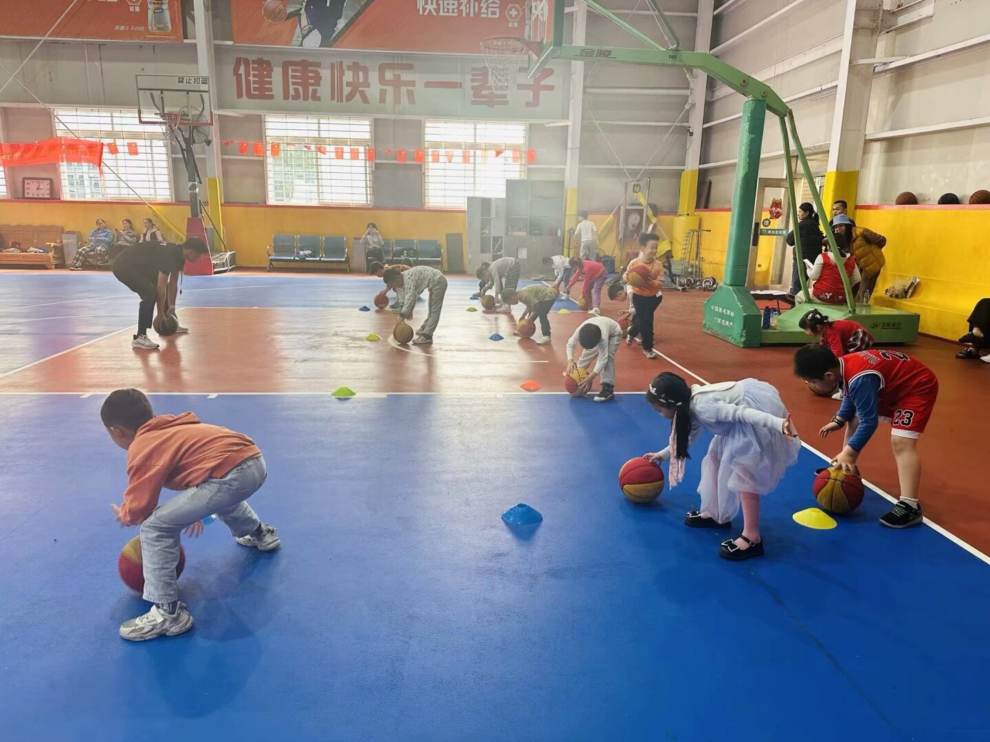 西乡街道共乐社区开展篮球训练营，助力青少年健康成长