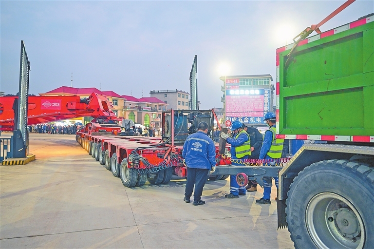 由于入门太窄,工作人员通过拆卸车组部件,让“巨无霸”顺利进入厂区。