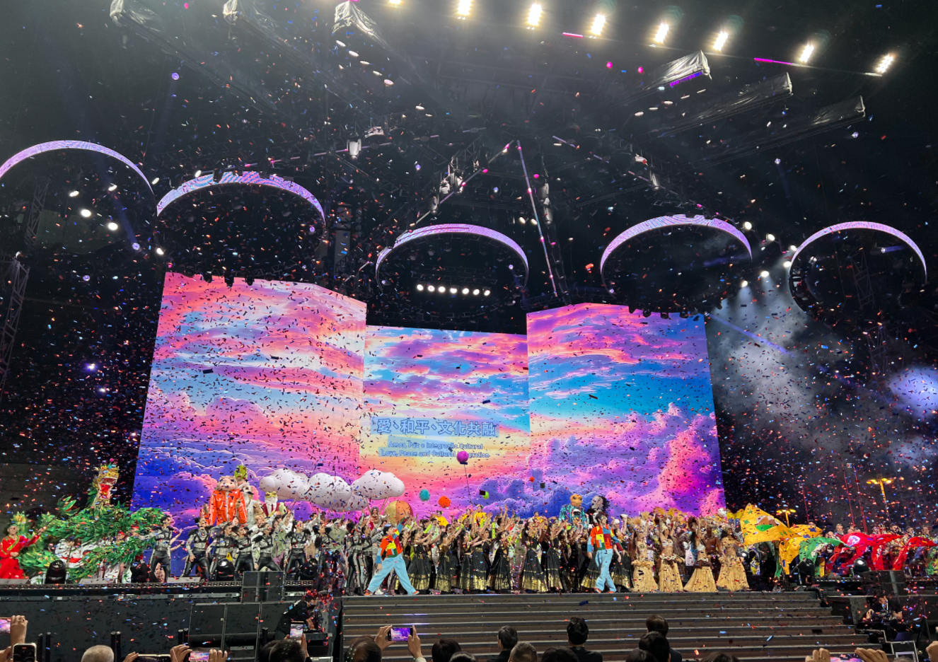 2025澳门国际幻彩大巡游开幕式启幕