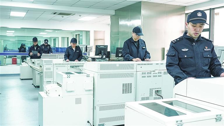 工作人员正在进行身份证分拣等工作