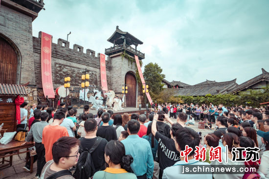 景区航拍图。景区传统文化表演。东方盐湖城供图