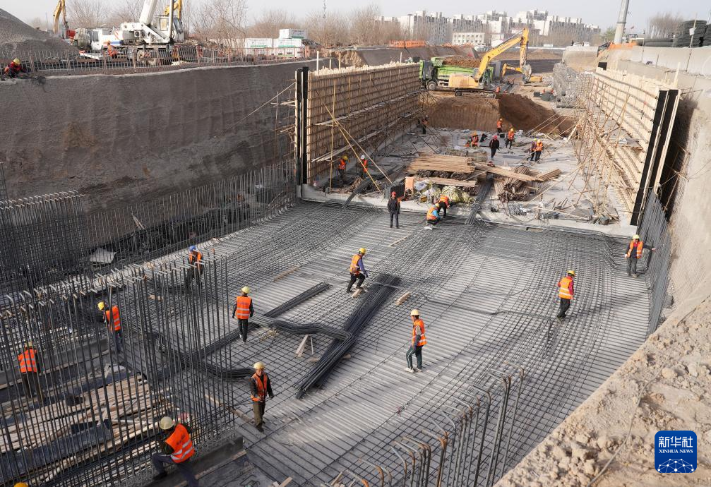 3月25日，工人在石家庄市东南退水明渠建设工地施工。