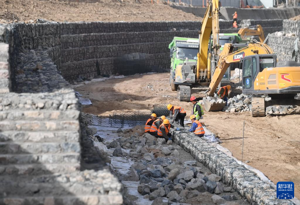 3月25日，工人在石家庄市东南退水明渠建设工地施工。