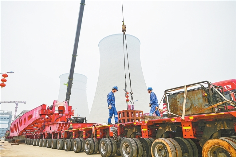 3月12日,工作人员利用吊机对“巨无霸”进行拆解。
