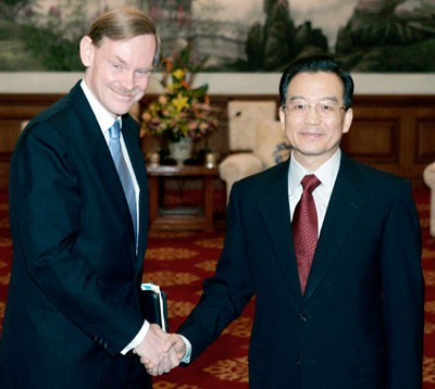 ▎ 2006年1月24日，时任美国副国务卿罗伯特&middot;佐利克在北京与时任中国总理温家宝握手。图源：China Daily