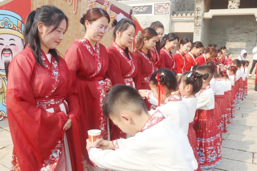 图：学童面向师长鞠躬，感谢老师的谆谆教诲