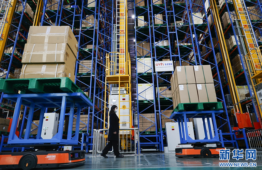 3月24日，河南省安阳市内黄县一家企业的智能化仓储车间内，自动送货机正在运输医疗器械。