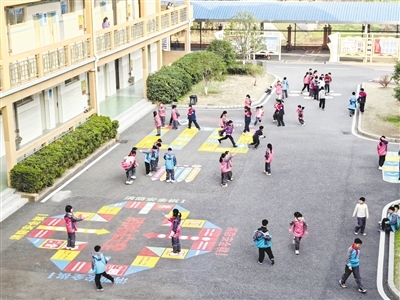 扬子洲学校学生开展地面游戏