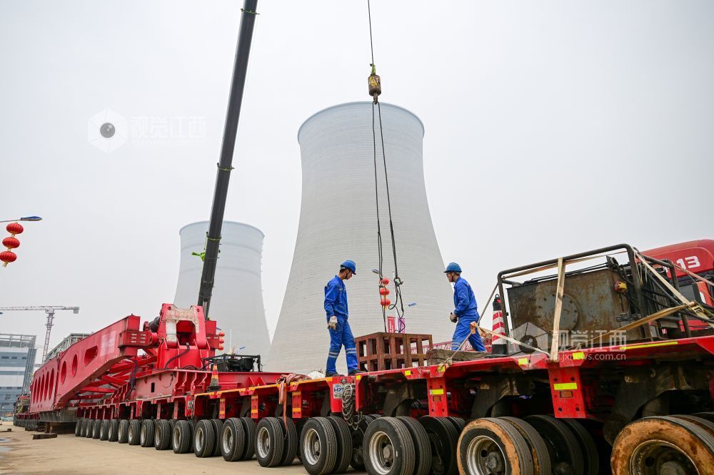 3月12日，工作人员利用吊机对“巨无霸”进行拆解。