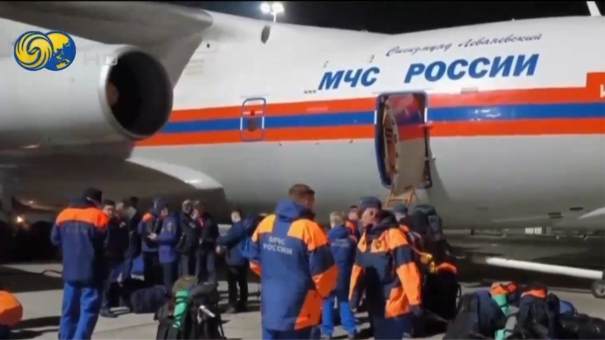 俄罗斯救援人员携搜救犬、身背手提各类行李，乘两架飞机赴缅救灾