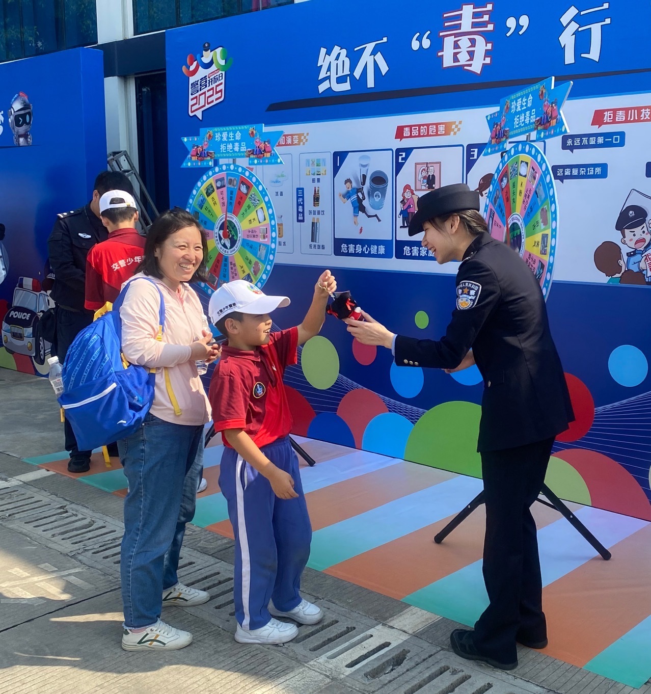 深圳公安开展常态化警营开放日机场分局专场活动