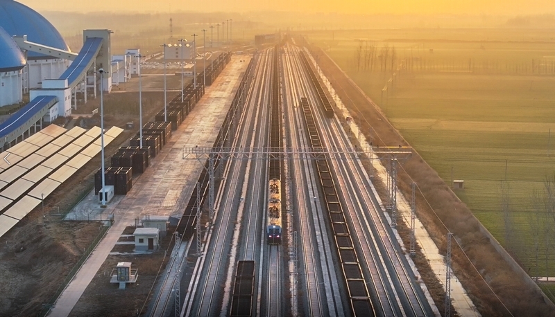 “万吨大列”在山东能源集团兖矿泰安港完成装卸 山东内河港口已具备万吨级煤炭列车转运装卸能力