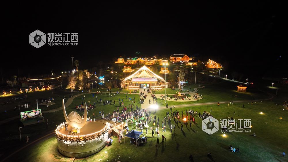 2025年3月22日，游客在江西省吉安市峡江县金坪民族乡野奢营地游玩。