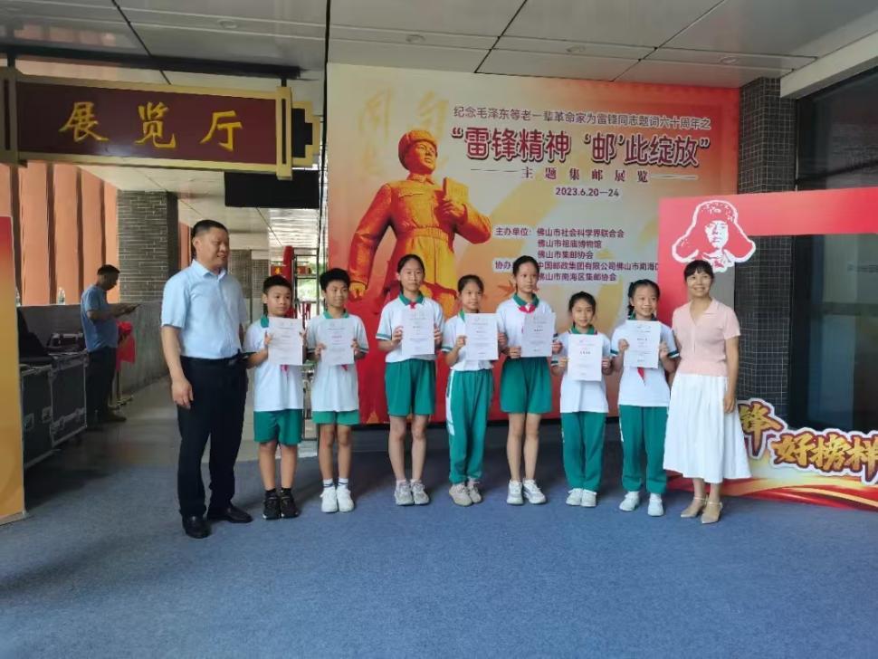 图为:“雷锋精神 ‘邮’此绽放”主题邮展活动现场