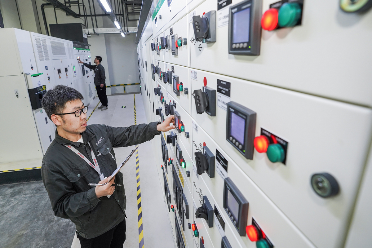 秦淮数据怀来总部基地技术人员巡检电力模块。陈亮 摄