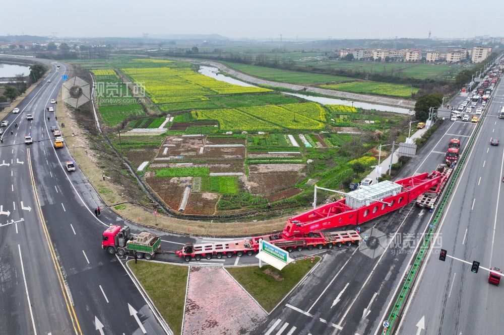 运输团队运用专业运输装备，在国道和省道近90度转角处运载变压器精准过弯。