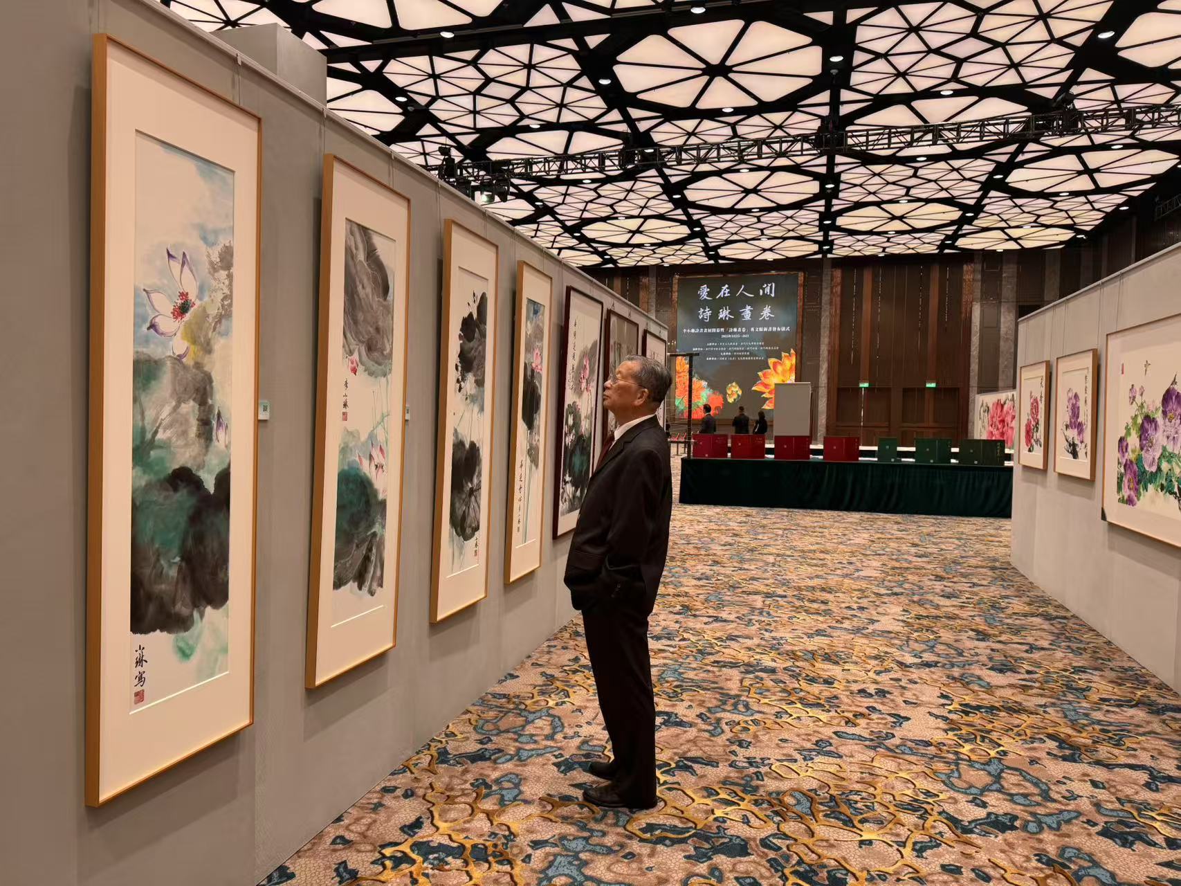 许钦松观赏李小琳作品