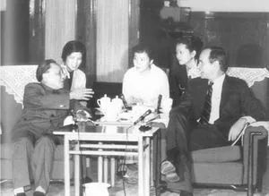 ▎ 1989年2月，邓小平会见来访的美国总统乔治&middot;赫伯特&middot;沃克&middot;布什。相关论述亦得到了文献支持，见华东师范大学紫江讲座教授刘晓原《中蒙划界史迹初探（上）》https://www.cuhk.edu.hk/ics/21c/media/articles/c179-201910006.pdf 图源：央视网
