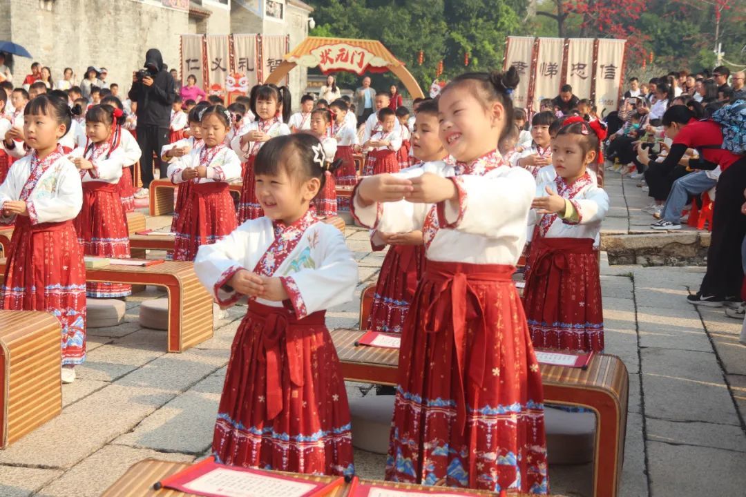 图：“开笔礼”象征着孩子正式开启求知之路，迈出人生学习的第一步