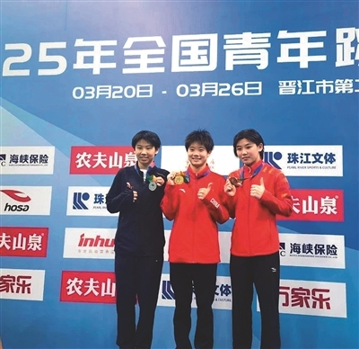 吴夏菡(中)领奖后合影留念