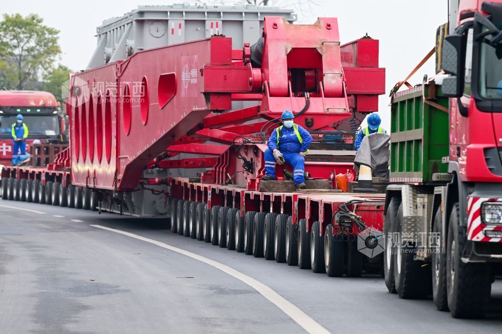 在运输过程中，湖南中交智运物流有限公司前后出动了30余人进行保障。