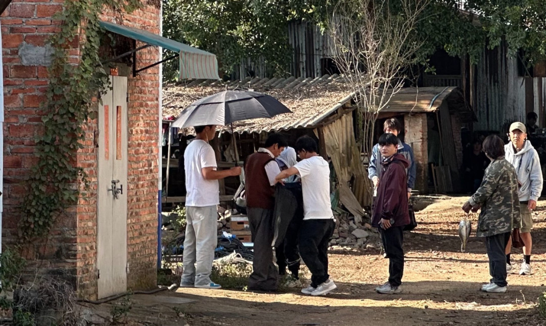 王宝强在开平拍摄现场做准备
