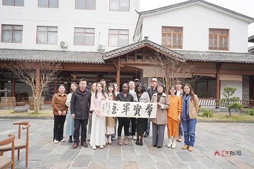 国际友人在名坊园感知中国陶瓷文化(吴晓燕 供图)
