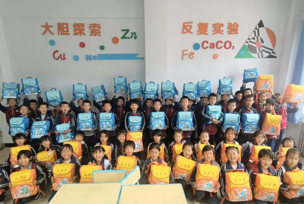 邮储银行的“邮爱公益爱心包裹”项目为经济欠发达地区的中小学生提供教育支持
