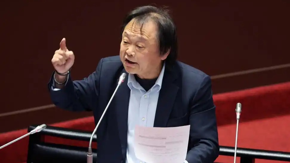 柯建铭屡发起甲级动员引绿营不满，王世坚讽：像小学生检查指甲