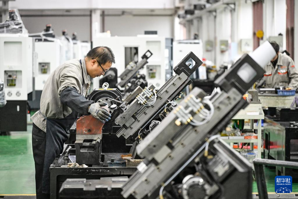 工人在重庆宏钢数控机床有限公司总装车间作业。新华社记者王全超 摄