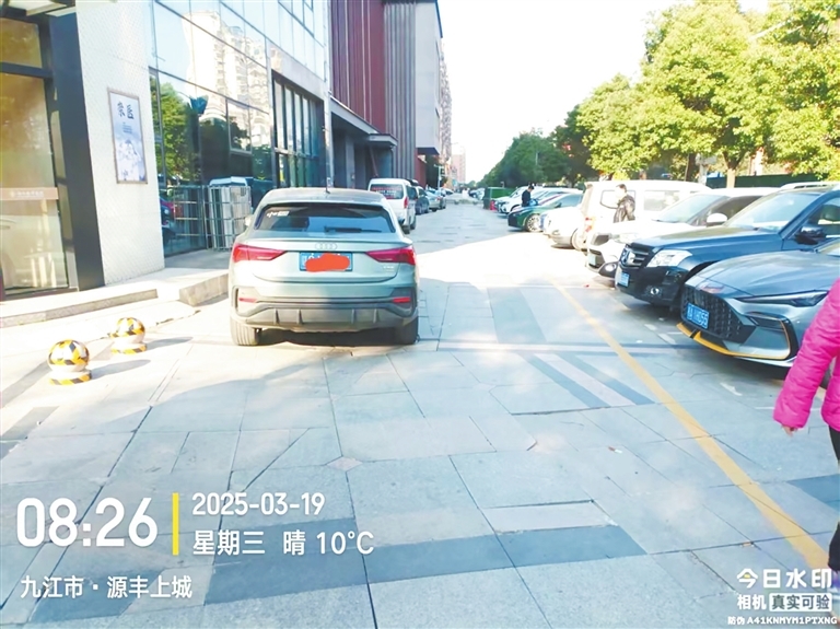 车辆乱停放堵塞临时出行道路 九江源丰上城业主怨声载道