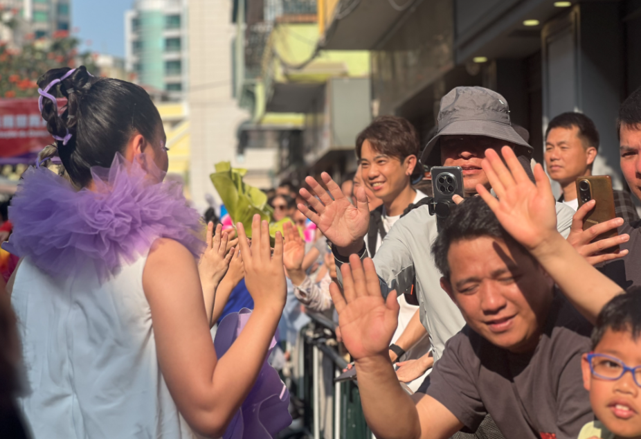 2025澳门国际幻彩大巡游开幕式启幕